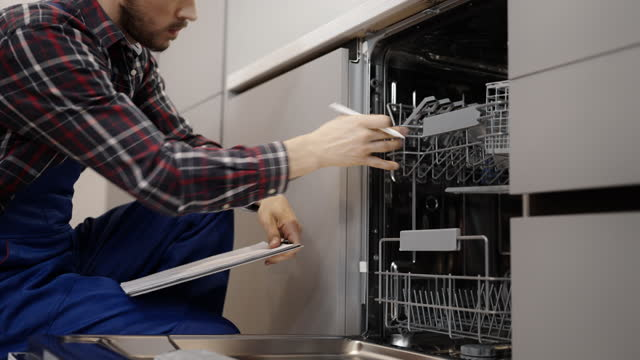 Оптимальный выбор места для посудомоечной машины: вблизи распределительной панели
