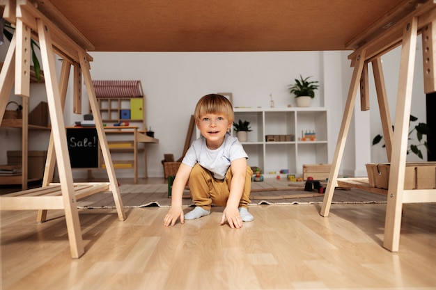 Яркий коврик игровой зоны для детей в квартире: безопасная и удобная поверхность для игр
